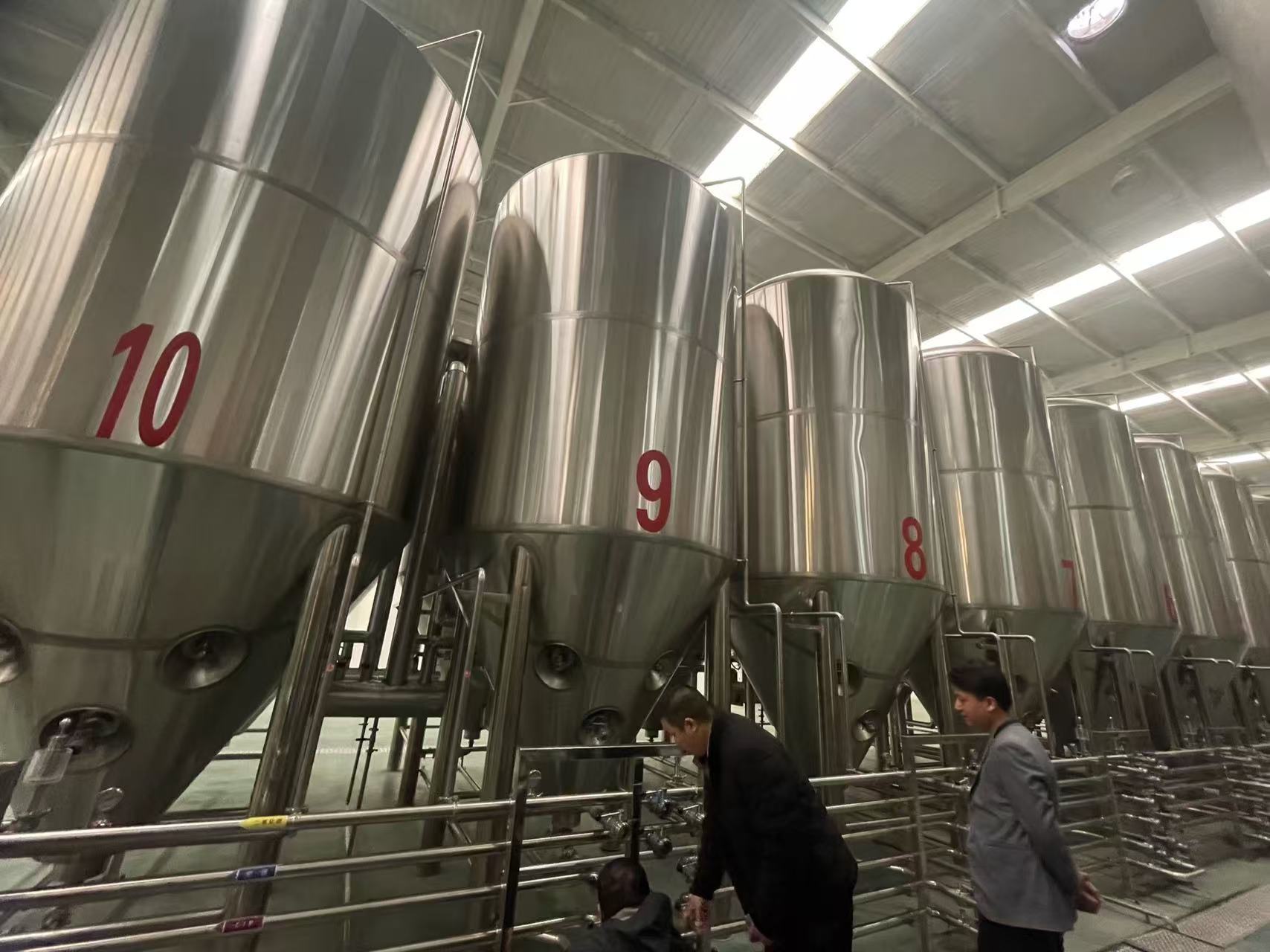 松北精酿啤酒设备厂—平面布置、设备设计、制造、调试、培训等一条龙服务